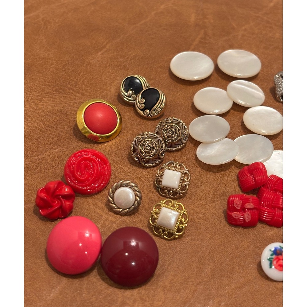Vintage Mixed Button Lot Cameo Mother of Pearl Floral Gold Tone Crafting Sewing - Picture 2 of 7